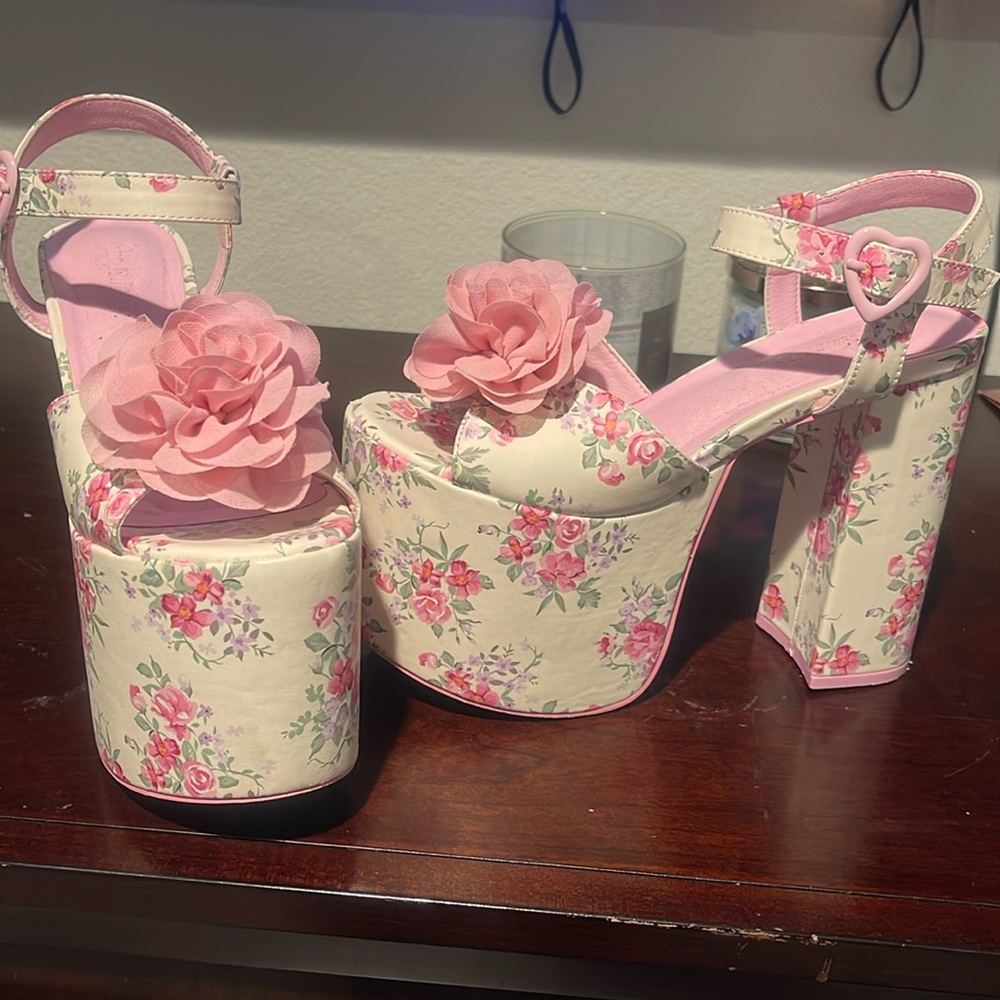 Sugar Thrillz platforms